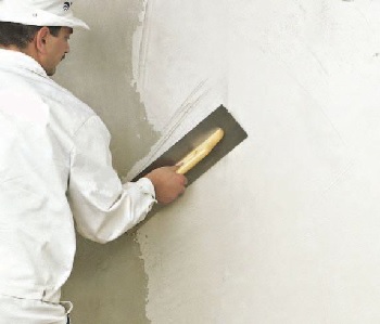 Cesal glettanyag felhordása.